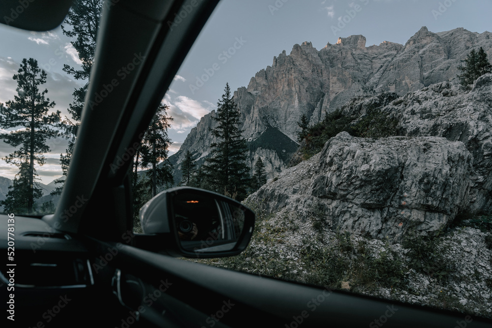 Foto aus dem Auto und mit Blick auf die Berge - Dolomiten. Falzarego