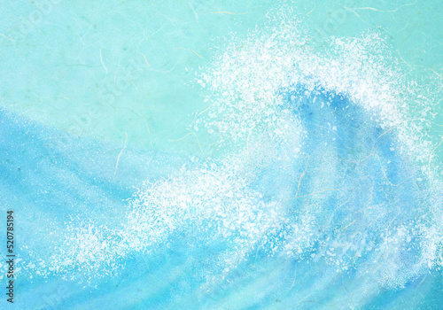 大きな波頭としぶき・和紙テクスチャの海の背景イラスト薄水色