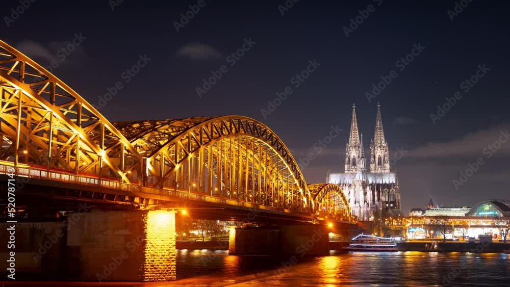Hohenzollernbruecke mit Koelner Dom Zeitraffer 2 - Jib nach Oben