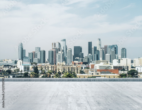 Empty concrete dirty rooftop on the background of a beautiful Los Angeles city skyline at daytime, mock up © Pixels Hunter