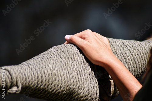 Frauen-Hand auf der Brücke