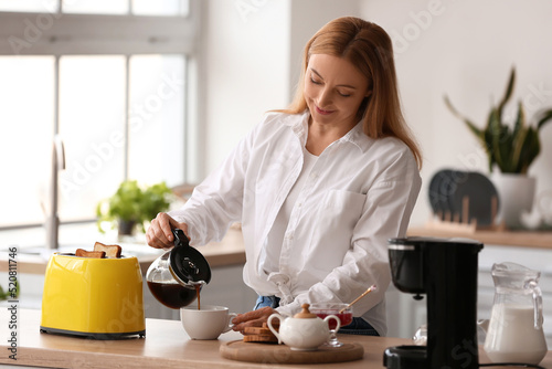Mature woman making tasty t...