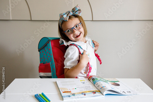 1 września, dziecko w szkole, pierwszoklasistka, tornister, pierwsza klasa, pierwszy dzień w szkole, powrót do szkoły, wakacje, nowy plecak,  © medialne-centrum.pl
