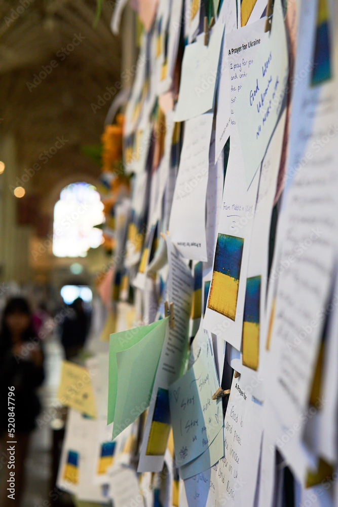 Obraz premium Bath, UK - June 04, 2022: 'Prayer for Ukraine' messages on wall in Bath Abbey