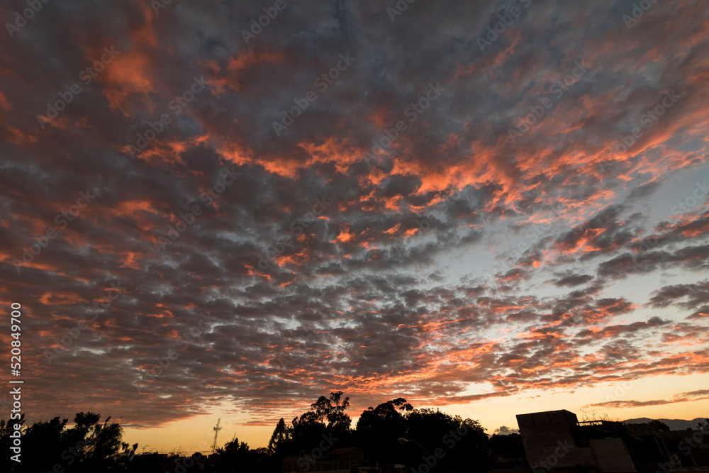 Obraz premium Cielo en llamas (atardecer espectacular)