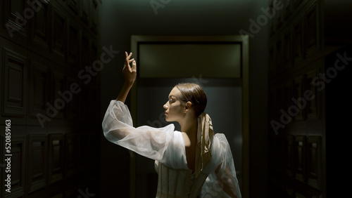 Foto Mysterious woman in white dress and dark place