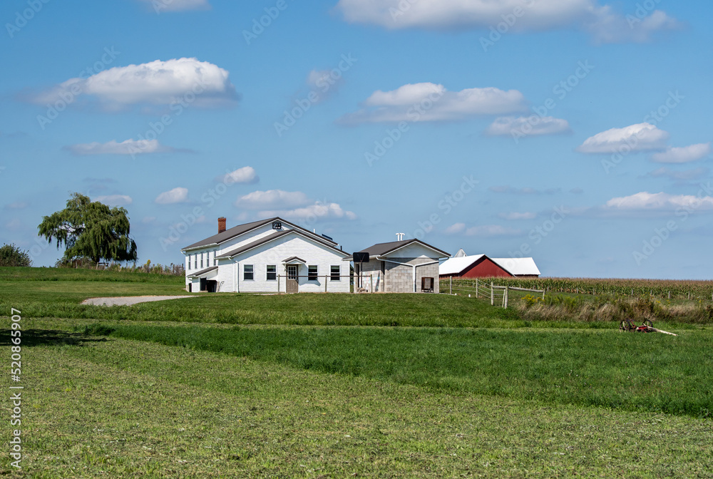 Obraz premium Amish parochial school in the rural countryside of Holmes County, Ohio