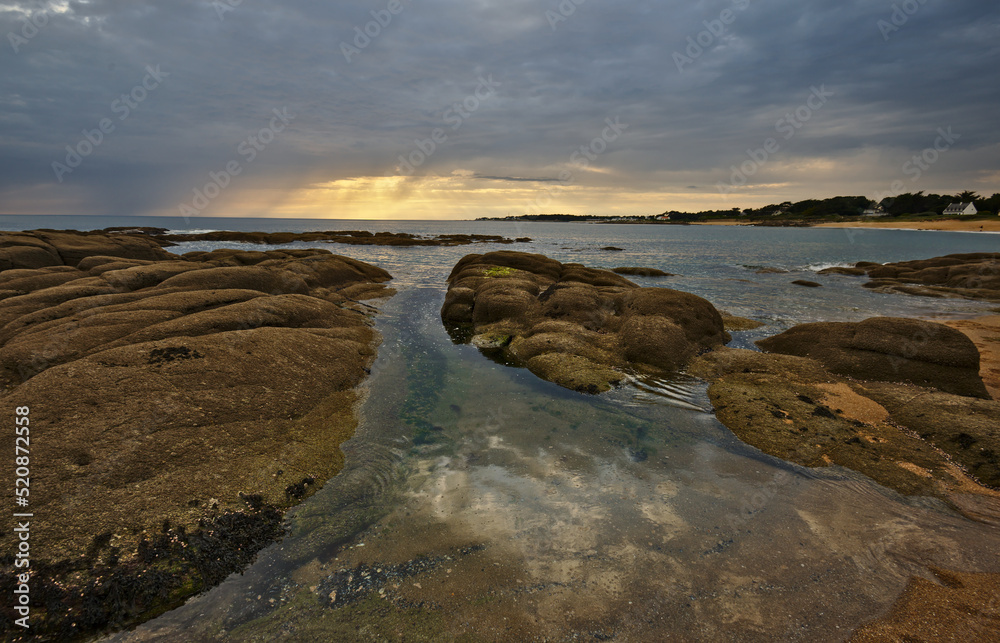 Fototapeta premium Typical Brittany coast at the Quiberon in the north-wets of France. Cloudy sky before rain.