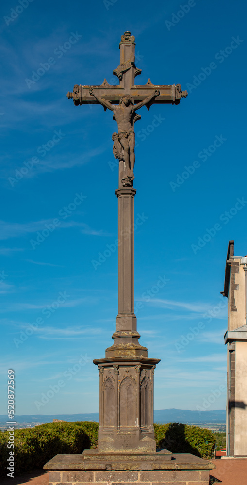 Croix de mission en pierre de Volvic, Volvic, Puy de Dôme, Auvergne, France Croix de mission en pierre de Volvic, Volvic, Puy de Dôme, Auvergne, France