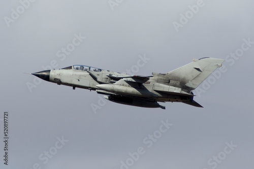 Avión de combate despegando Panavia Tornado