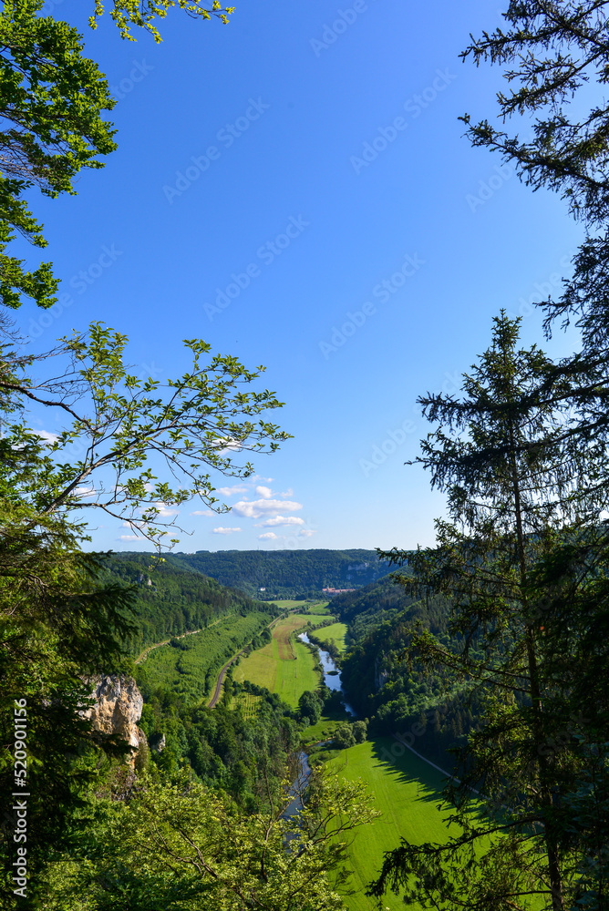 Blick vom Knopfmacherfelsen auf das Donautal, Landkreis Sigmaringen in Baden-Württemberg