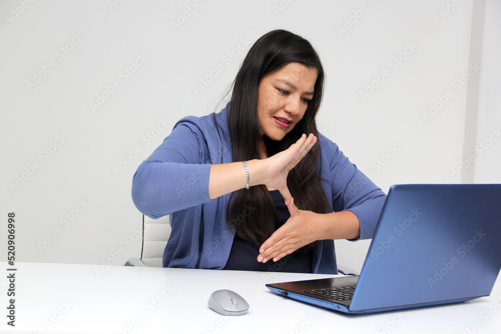 Latino adult woman speaks Mexican sign language with a deaf person through a laptop in a video call
Latino adult woman speaks Mexican sign language with a deaf person through a laptop in a video call