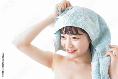 お風呂上がりの若い女性