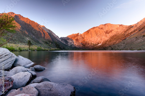 Foto Convict Lake Sunrise (left to right: Mono Jim Ridge, the tip of Mt