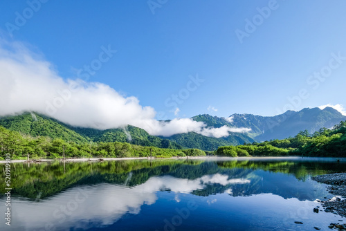 長野県松本市上高地の大正池と穂高連峰