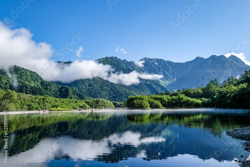 長野県松本市上高地の大正池と穂高連峰