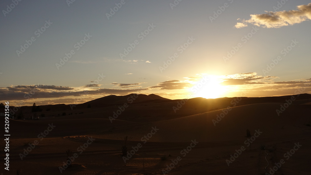 Obraz premium 砂漠の朝日