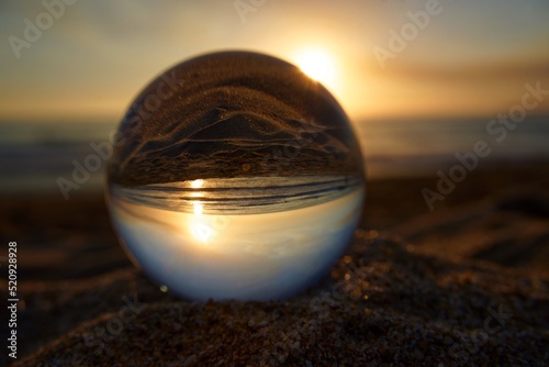 Foto sunset over the atlantic ocean displayed in a transparent crystal, summer, holid