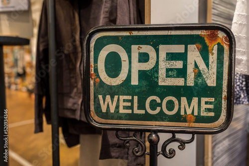 Schild "Open Welcome" 