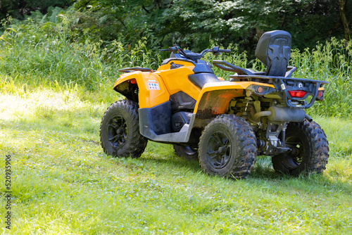 夏のスキー場にある黄色いバギー