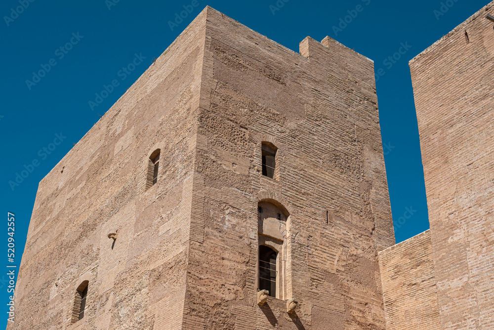 Una de las dos torres Bermejas en la muralla medieval siglo XI del recinto de la Alhambra en Granada, España