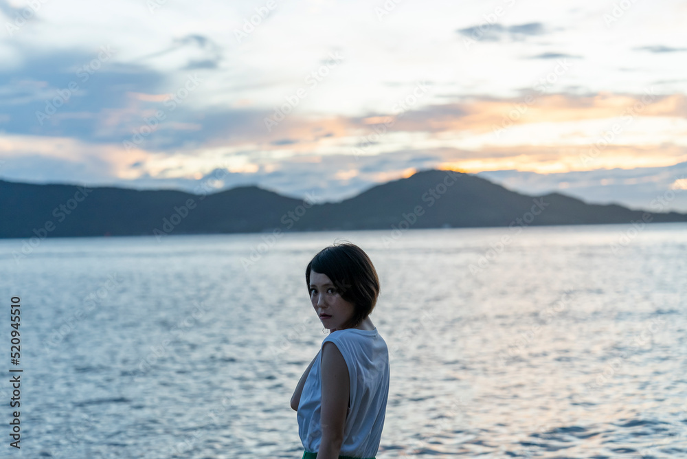 夕暮れの海にいる女性 夕暮れの海にいる女性