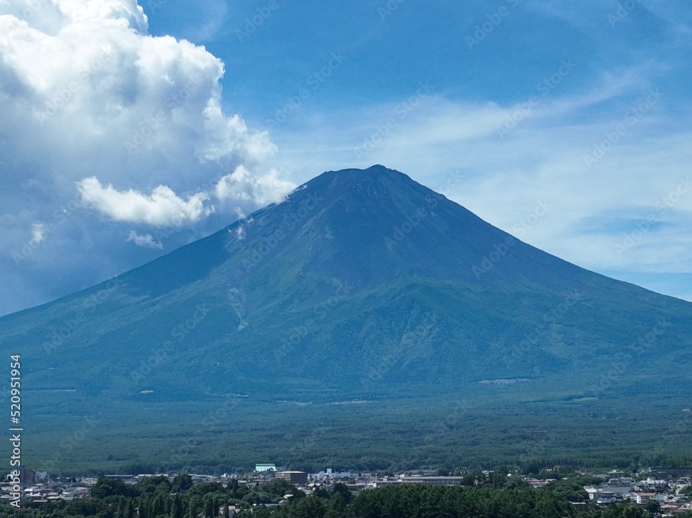 夏の富士山を河口湖から空撮した風景