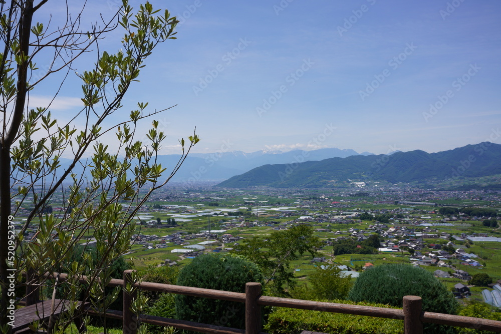 日本の山梨県の郊外の展望台から望む初夏の山々