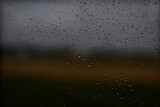 Regentropfen auf Fensterscheibe auf Zug