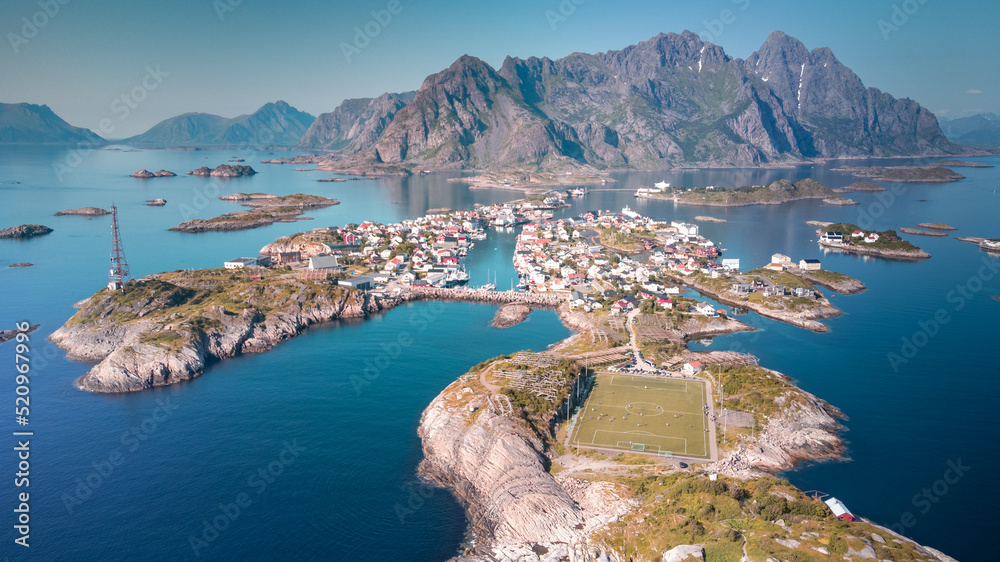 Obraz premium Henningsvaer desde las Alturas en Lofoten