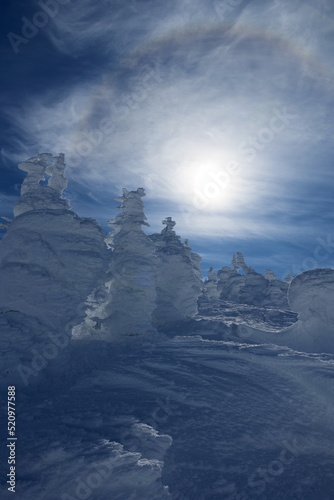 冬の絶景。蔵王国定公園の樹氷。山形、日本。１月下旬。
