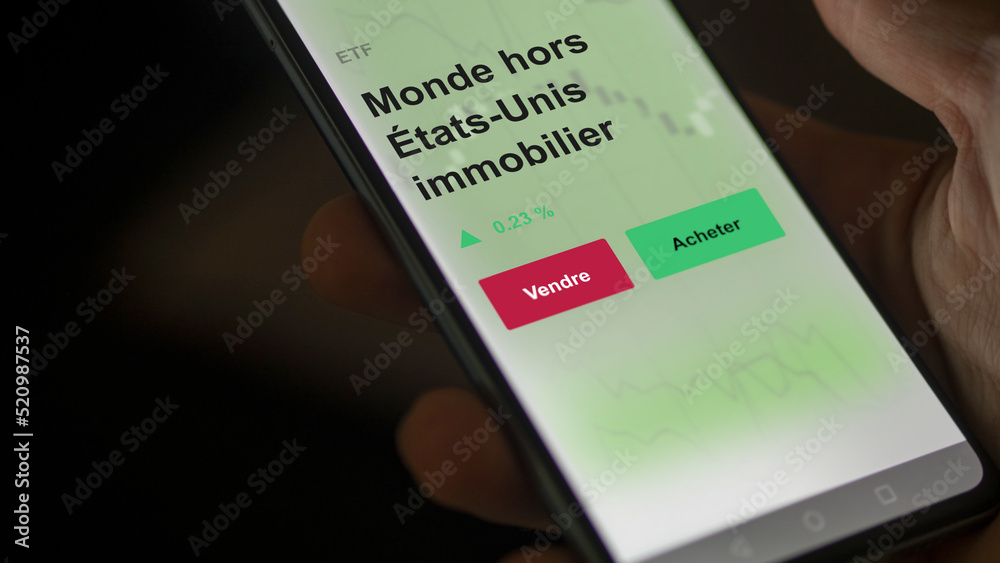 Un investisseur analyse un fonds etf monde hors états-unis immobilier sur un graphique. Un téléphone affiche le cours de l'ETF. Texte en français francais Monde hors États-Unis immobilier Un investisseur analyse un fonds etf monde hors états-unis immobilier sur un graphique. Un téléphone affiche le cours de l'ETF. Texte en français francais Monde hors États-Unis immobilier
