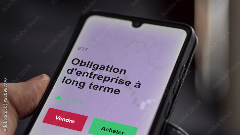 Un investisseur analyse un fonds etf obligation d'entreprise à long terme sur un graphique. Un téléphone affiche le cours de l'ETF. Texte en français francais Obligation d'entreprise à long terme Un investisseur analyse un fonds etf obligation d'entreprise à long terme sur un graphique. Un téléphone affiche le cours de l'ETF. Texte en français francais Obligation d'entreprise à long terme