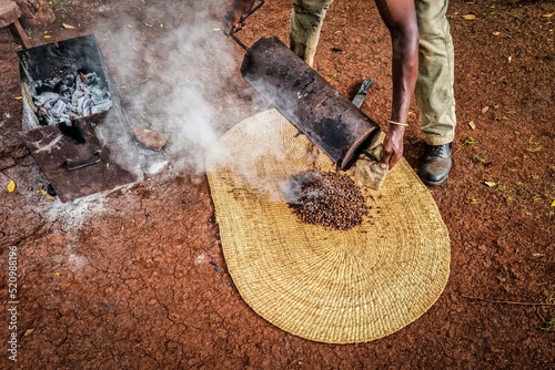 Homem a torrar café da forma tradicional numa plantação de café.