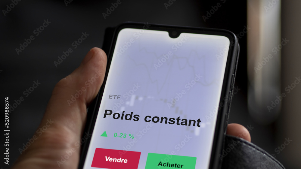 Un investisseur analyse un fonds etf poids constant sur un graphique. Un téléphone affiche le cours de l'ETF. Texte en français francais poids constant Un investisseur analyse un fonds etf poids constant sur un graphique. Un téléphone affiche le cours de l'ETF. Texte en français francais poids constant
