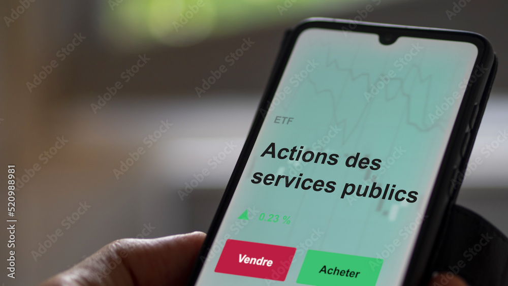 Un investisseur analyse un fonds etf actions des services publics sur un graphique. Un téléphone affiche le cours de l'ETF. Texte en français francais Actions des services publics Un investisseur analyse un fonds etf actions des services publics sur un graphique. Un téléphone affiche le cours de l'ETF. Texte en français francais Actions des services publics