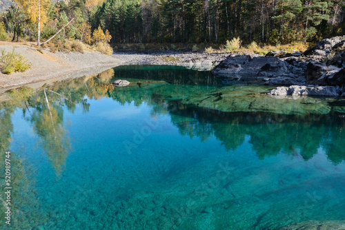 Fototapeta Naklejka Na Ścianę i Meble -  Turquoise clear water in a mountain lake. Autumn Altai.