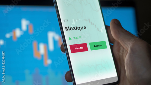 Un investisseur analyse un fonds etf mexique sur un graphique. Un téléphone affiche le cours de l'ETF. Texte en français francais Mexique, marché mexicain. 