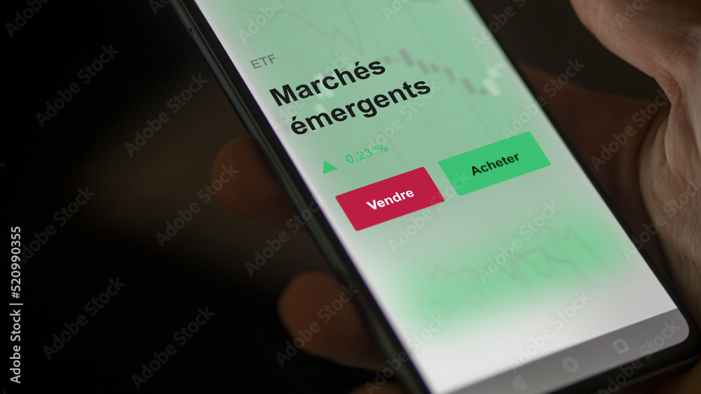 Un investisseur analyse un fonds etf marchés émergents sur un graphique. Un téléphone affiche le cours de l'ETF BRIC, BRICS, bric, bric,. Texte en français langue francaise Un investisseur analyse un fonds etf marchés émergents sur un graphique. Un téléphone affiche le cours de l'ETF BRIC, BRICS, bric, bric,. Texte en français langue francaise