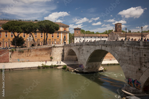 Φωτογραφία Cestio bridge connecting Tiber Island with Trastevere in Rome