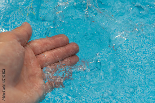 Hand im sauberen Wasser waschen