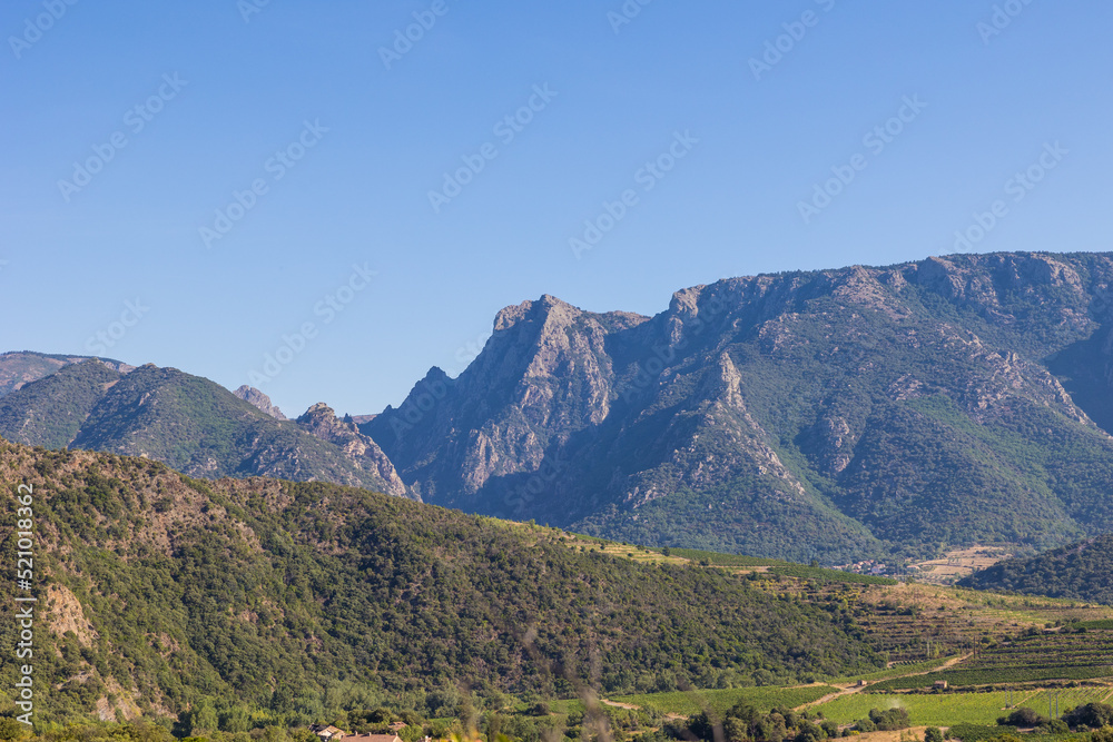 Fototapeta premium Paysage de la Vallée de l'Orb et des montagnes du Haut-Languedoc depuis le village de Vieussan