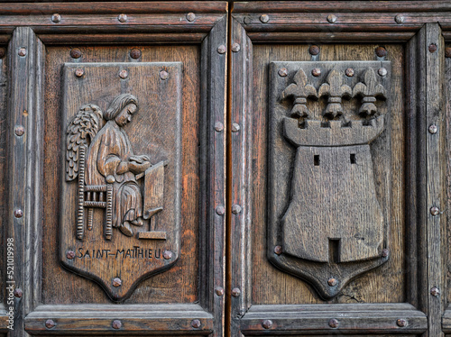 Salers et son architecture, porte en bois, village médiéval