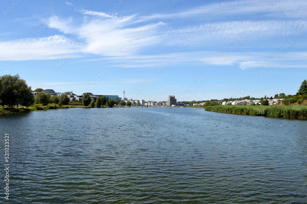 Phönixsee in Dortmund, Deutschland. Entstanden auf dem Gelände des Phönix Stahlwerks. Beispiel für Strukturwandel im Ruhrgebiet.