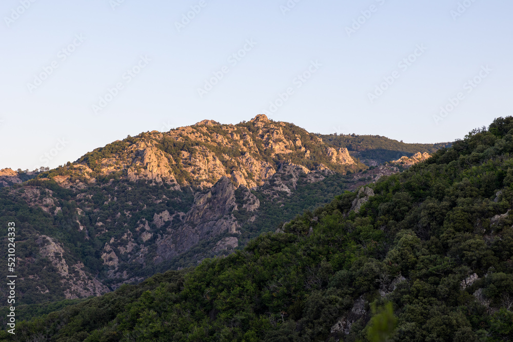 Paysage au lever du soleil sur les montagnes autour du Sentier du Col de la Maure à Mons dans le Parc naturel régional du Haut-Languedoc