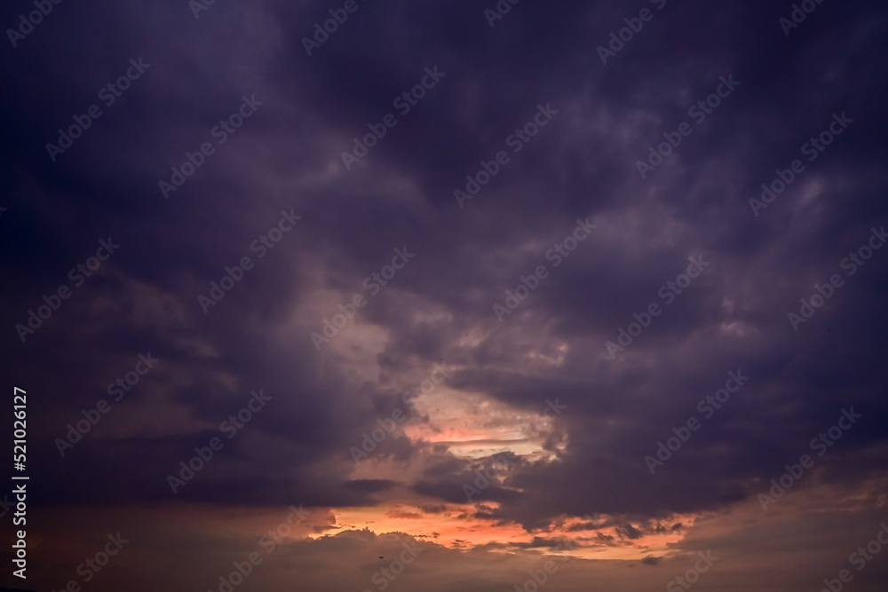 嵐の予感をさせる雨雲のイメージ写真　