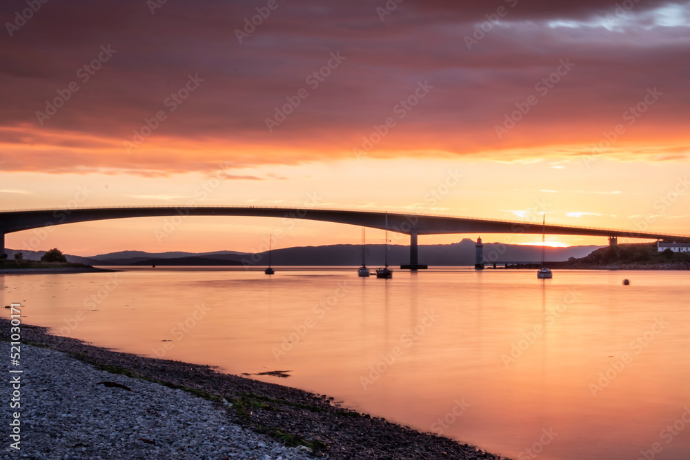 Fototapeta premium Atardecer en Kyleakin, Isla de Skye