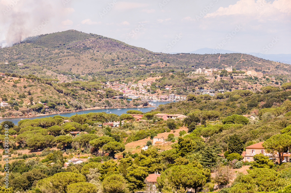 Fototapeta premium Porto Azzurro, Hafen, Boote, Segelschiffe, Altstadt, Ferienort, Insel, Elba, Hafen, Festung, Landwirtschaft, Weinberge, Waldbrand, Sommer, Toskana, Toskanischer Archipel, Italien