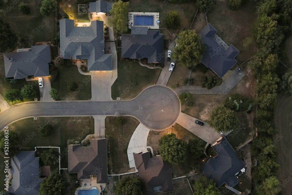 Aerial overhead view of a cul-de-sac in a suburban residential neighborhood at sunset - obrazy, fototapety, plakaty 