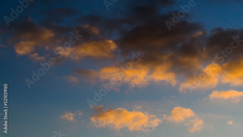 Ciel orangé sous des cumulus, pendant le crépuscule © Anthony